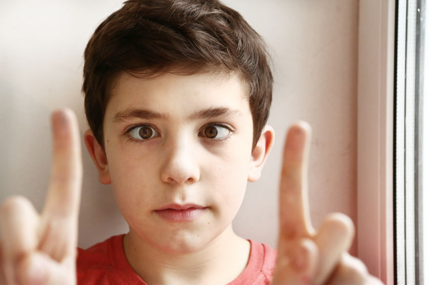 Niño cruzando los ojos, mostrando un estrabismo convergente