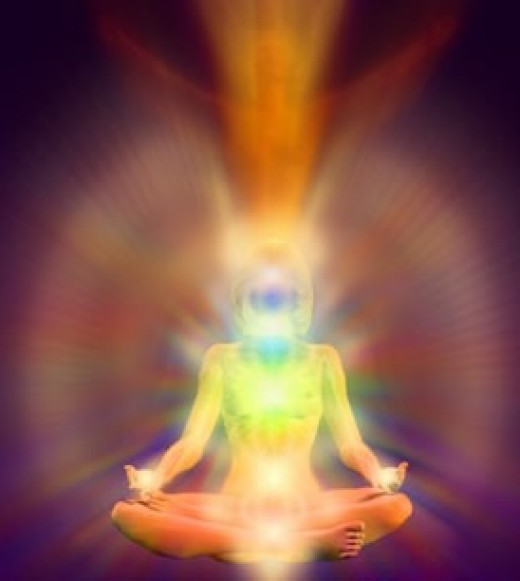 Manos irradiando energía en el ejercicio R5 para energizar los ojos