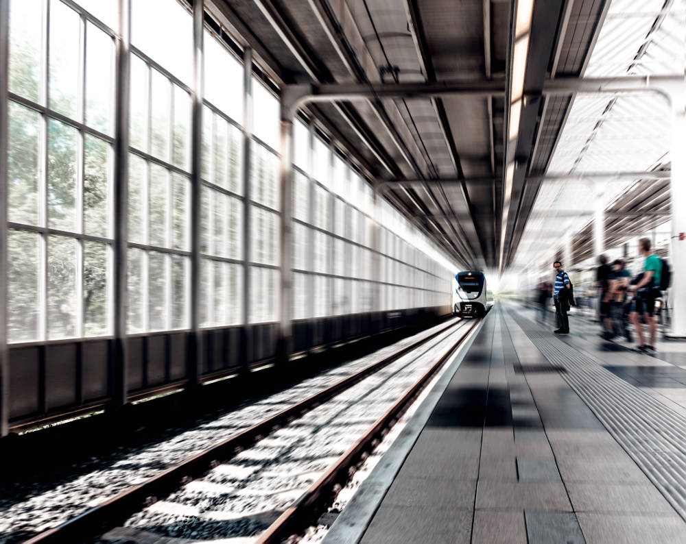 Vías de tren que convergen a lo lejos, ilustrando la convergencia ocular
